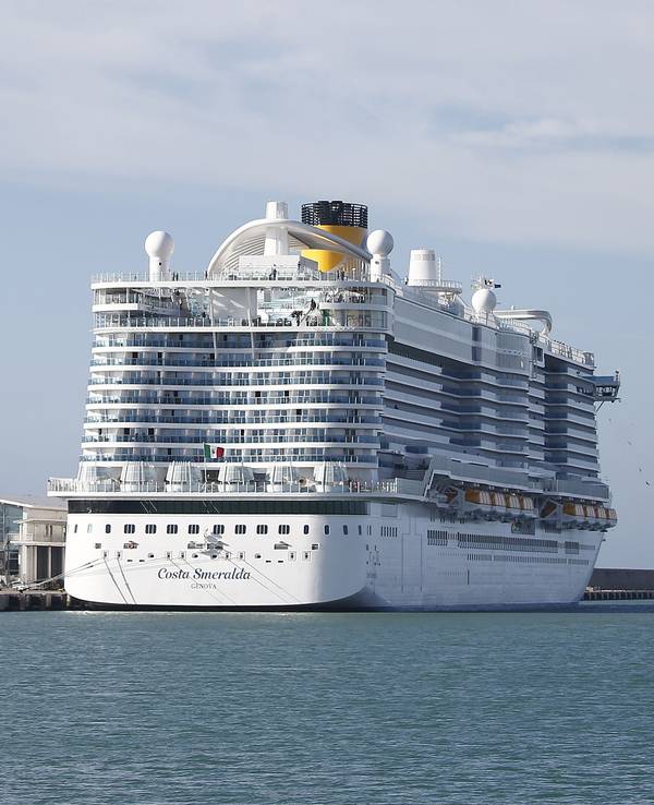 Das Kreuzfahrtschiff „Costa Smeralda“ der Costa Crociere S.p.A. Reederei liegt in einem Hafen in der Nähe von Rom, hier im Januar 2020.