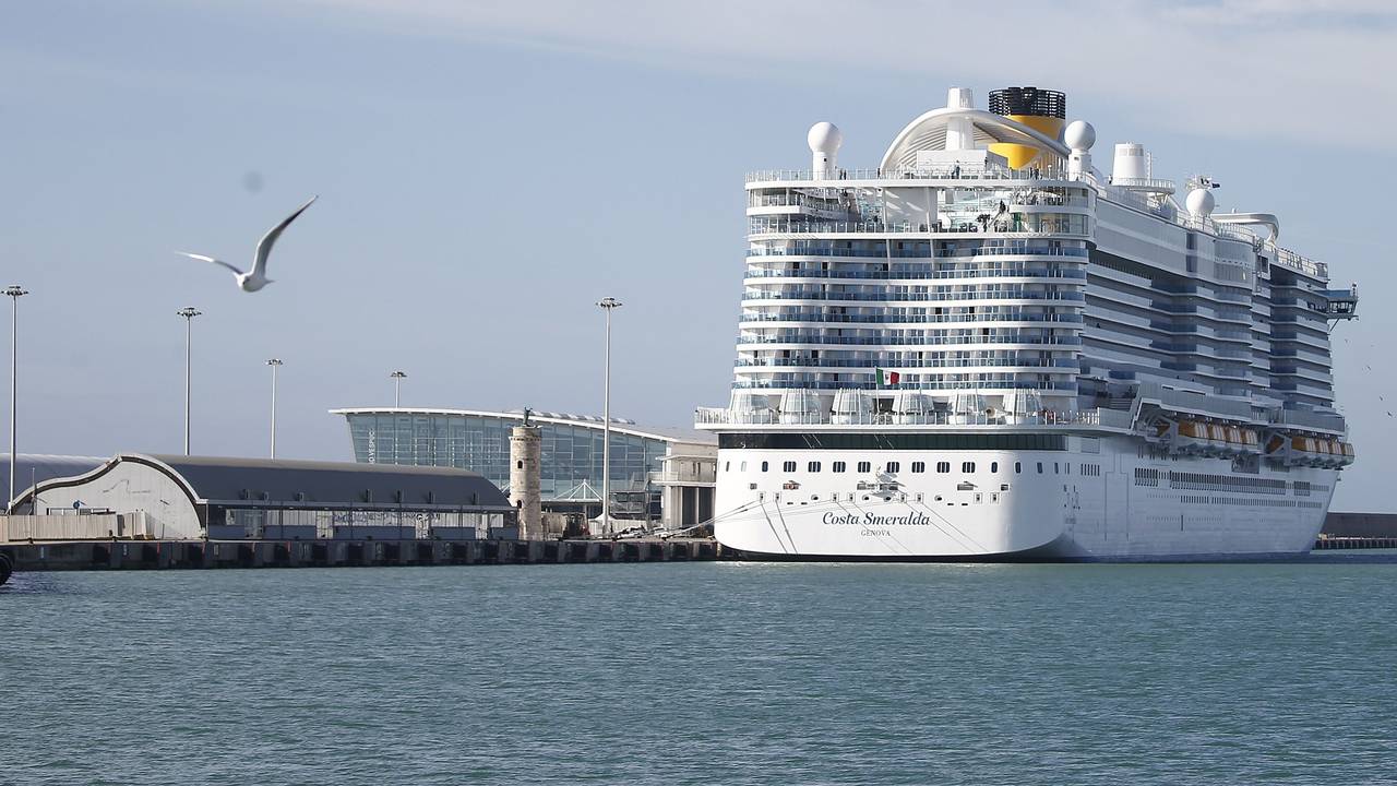 Das Kreuzfahrtschiff „Costa Smeralda“ der Costa Crociere S.p.A. Reederei liegt in einem Hafen in der Nähe von Rom, hier im Januar 2020.