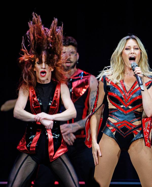 Helene Fischer steht auf der Bühne und singt. Im Hintergrund sind ihre Tänzer im Einsatz.