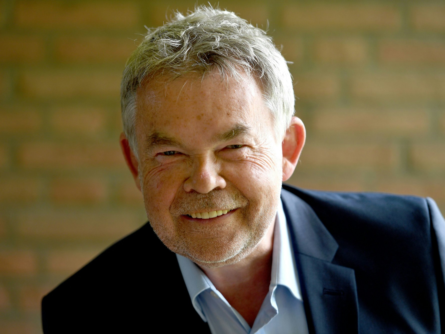 Sportmoderator Manfred Breuckmann lächelt.