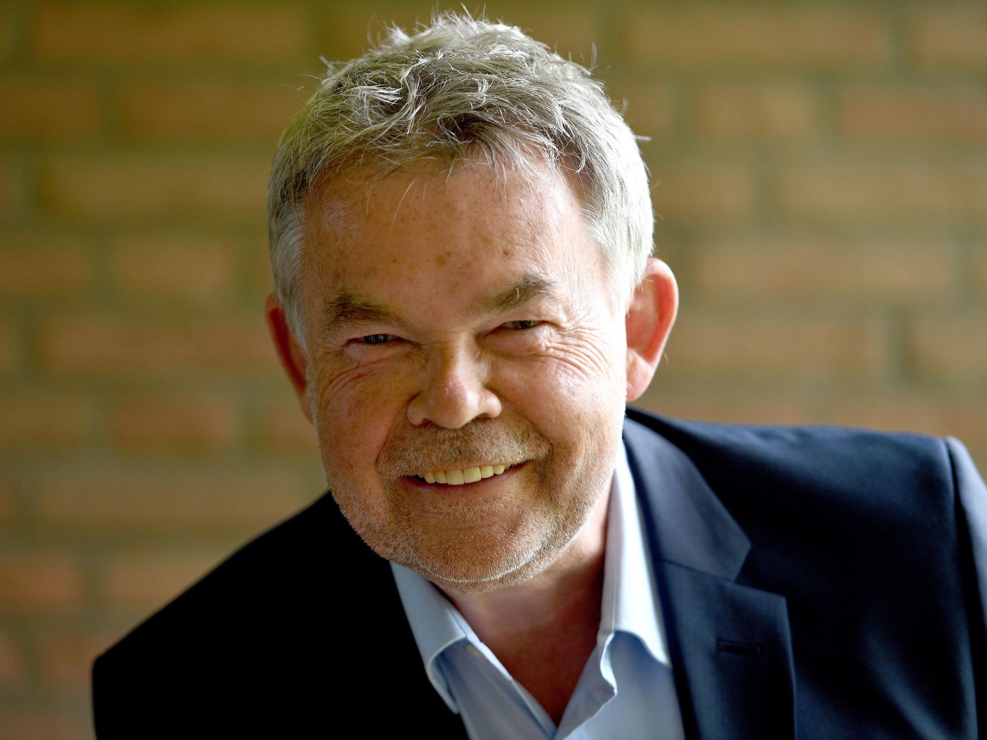 Sportmoderator Manfred Breuckmann lächelt.