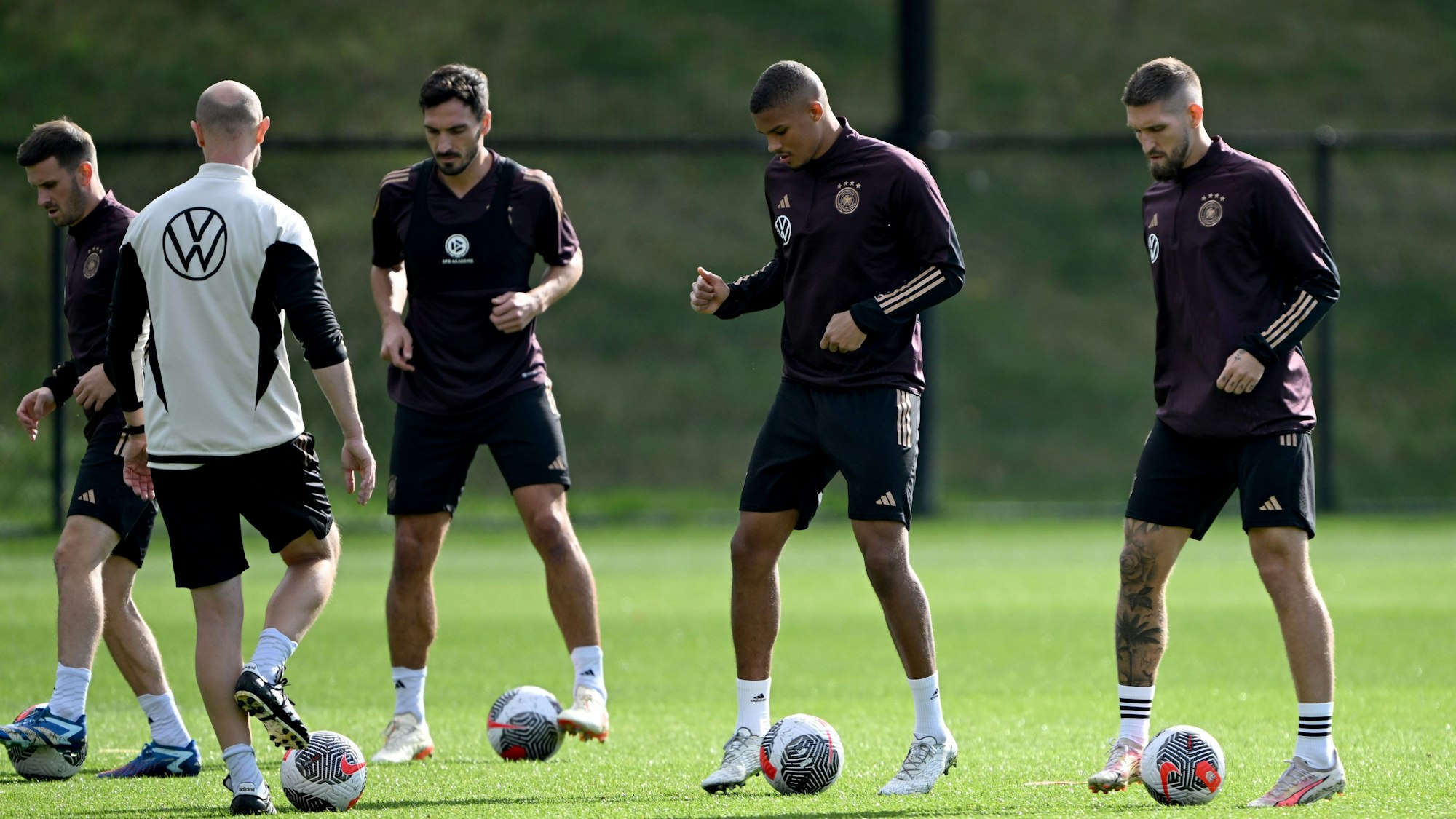 Pascal Groß (l.), Mats Hummels, Malick Thiaw (2.v.r.) und Robert Andrich (r.) mit einem Ball am Fuß.