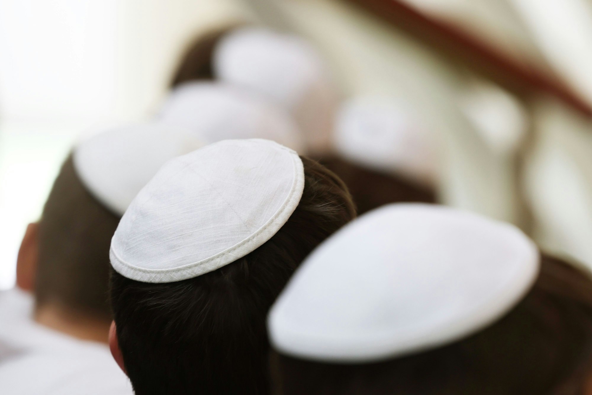 Kinder mit einer Kippa auf dem Kopf verfolgen im Landtag von Nordrhein-Westfalen von der Besuchertribüne aus eine Feierstunde zu „75 Jahre Israel“.