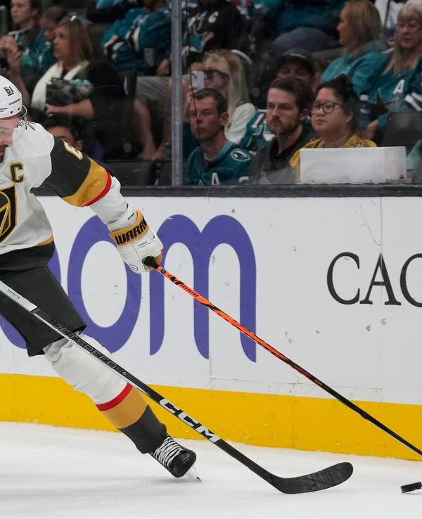 Mark Stone (r.), rechter Flügel der Vegas Golden Knights, in Aktion gegen Nico Sturm der San Jose Sharks.