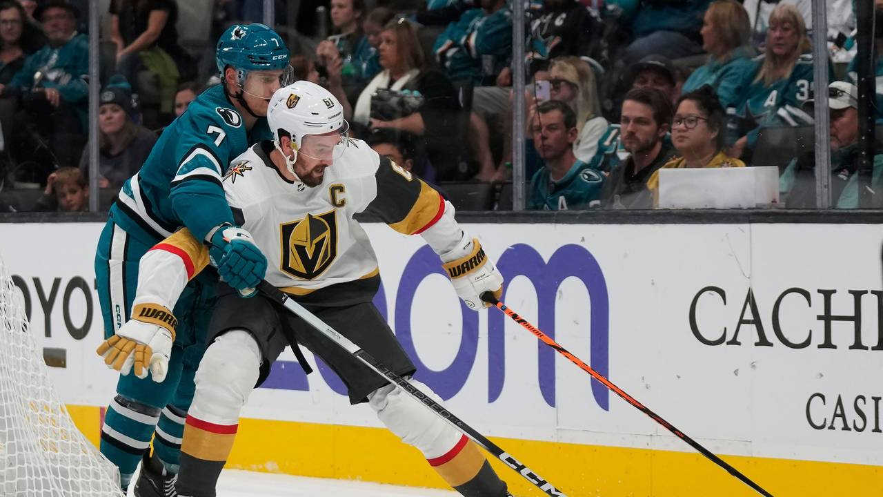 Mark Stone (r.), rechter Flügel der Vegas Golden Knights, in Aktion gegen Nico Sturm der San Jose Sharks.