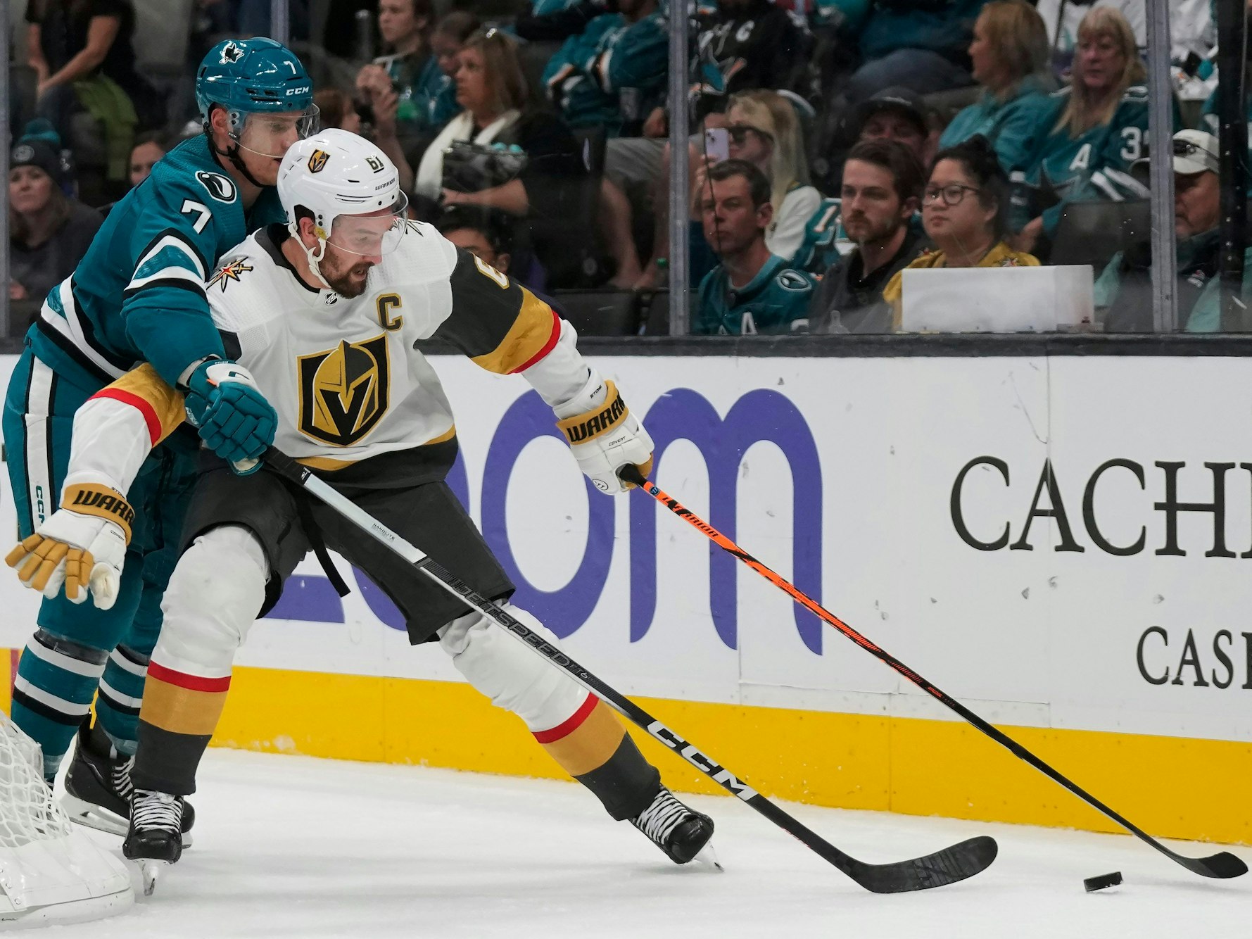 Mark Stone (r.), rechter Flügel der Vegas Golden Knights, in Aktion gegen Nico Sturm der San Jose Sharks.