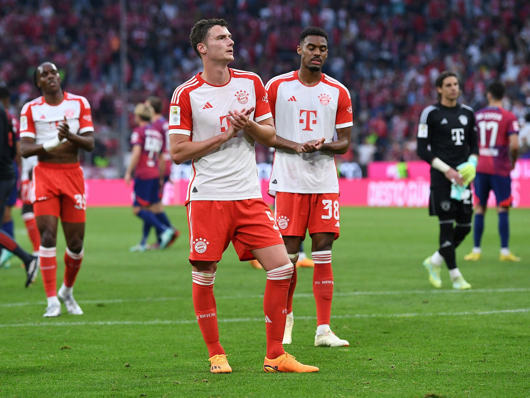 Benjamin Pavard (l.) und Ryan Gravenberch wirken enttäuscht.