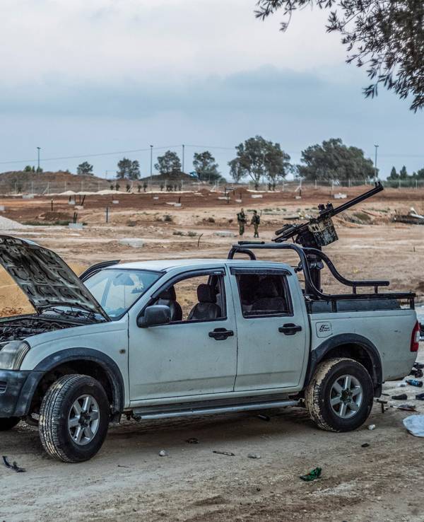 Ein zerstörter, mit Maschinengewehren bestückter Pickup der Hamas steht auf einer Straße im Kibbuz Be'eri.