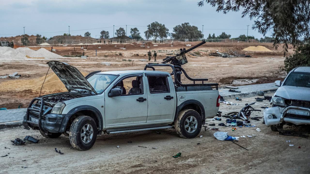 Ein zerstörter, mit Maschinengewehren bestückter Pickup der Hamas steht auf einer Straße im Kibbuz Be'eri.