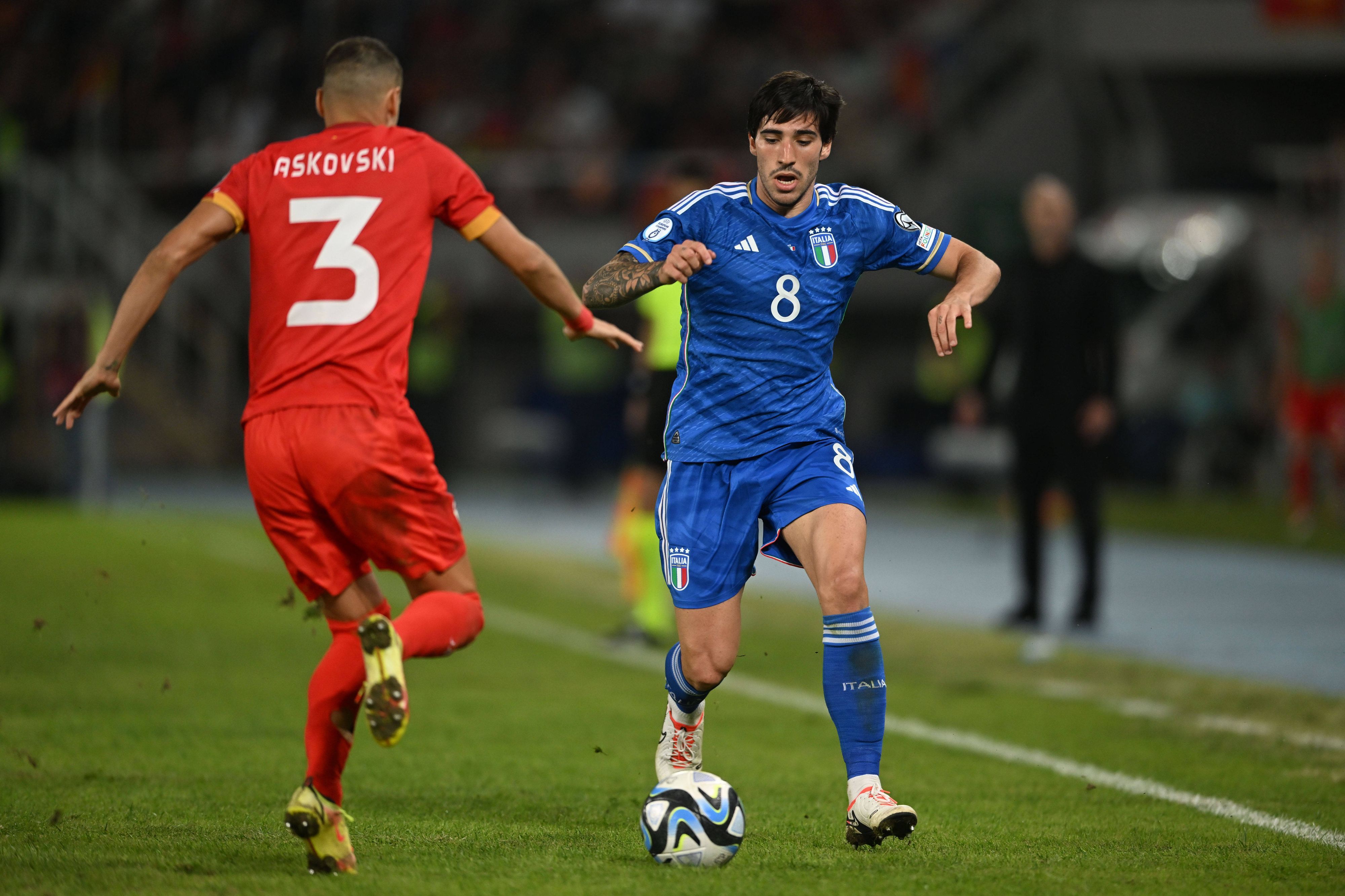 Italiens Sandro Tonali (r.) in Aktion mit Ball.