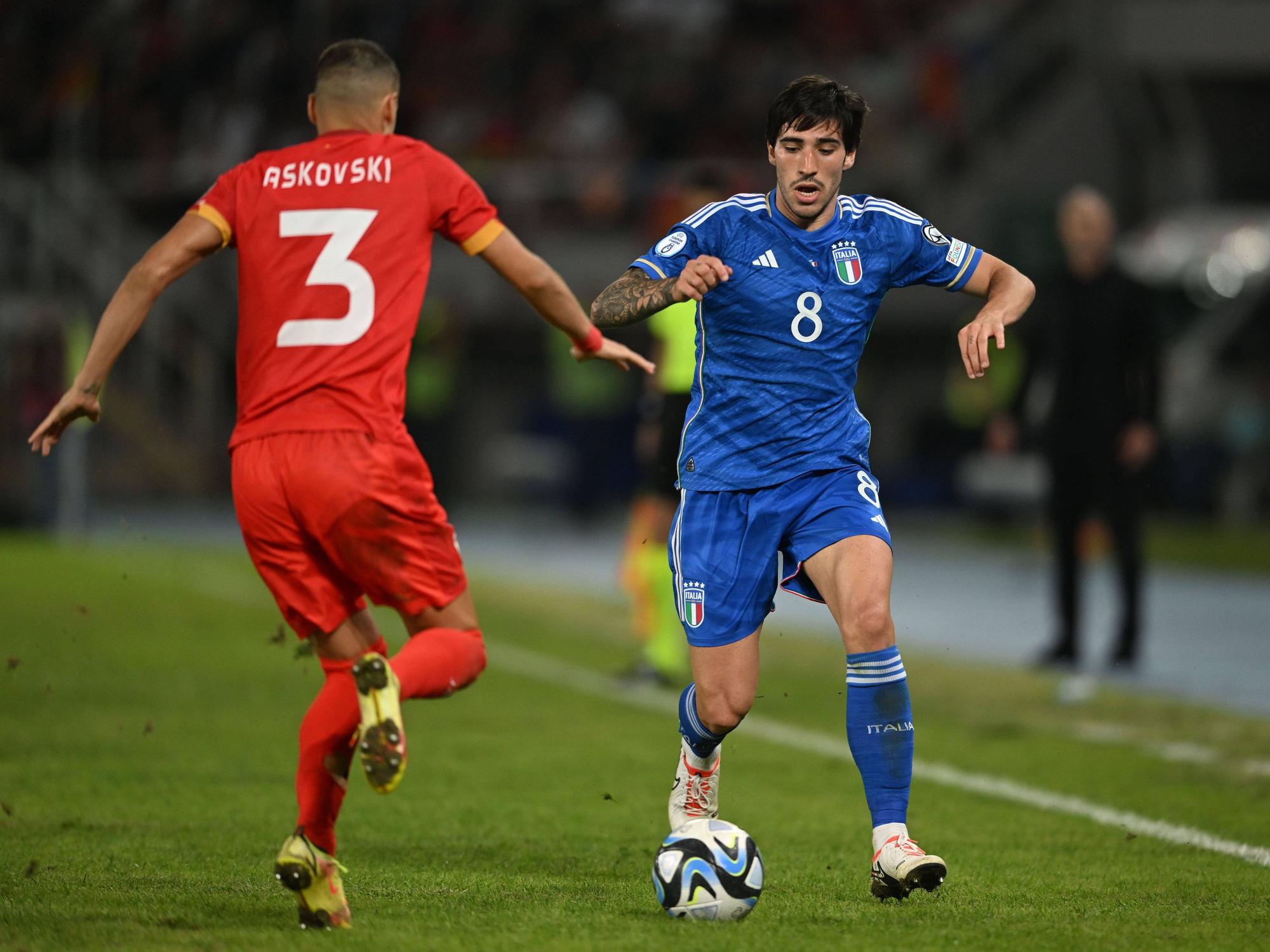 Italiens Sandro Tonali (r.) in Aktion mit Ball.