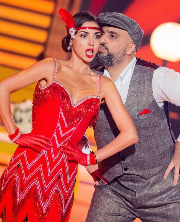 Das Foto ist in der RTL-Tanzshow „Let's Dance“ entstanden und zeigt Profi-Tänzerin Ekaterina Leonova mit dem Comedian Abdelkarim, der ihr einen Kuss auf die Wange drückt.