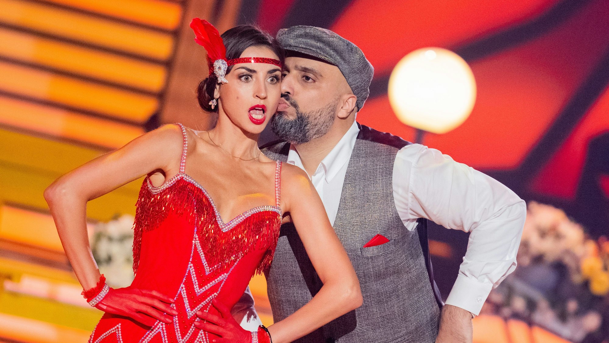 Das Foto ist in der RTL-Tanzshow Let's Dance entstanden und zeigt Profi-Tänzerin Ekaterina Leonova mit dem Comedian Abdelkarim, der ihr einen Kuss auf die Wange drückt