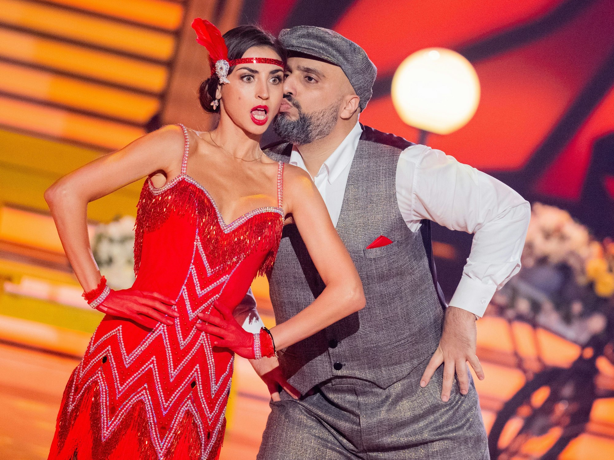 Das Foto ist in der RTL-Tanzshow „Let's Dance“ entstanden und zeigt Profi-Tänzerin Ekaterina Leonova mit dem Comedian Abdelkarim, der ihr einen Kuss auf die Wange drückt.