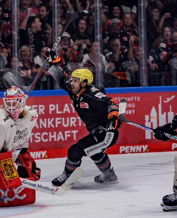 Hier jubelt Camreon Brace (Mitte) über seinen Treffer, Mirko Pantkowski (l.) und Nick Bailen sind bedient.