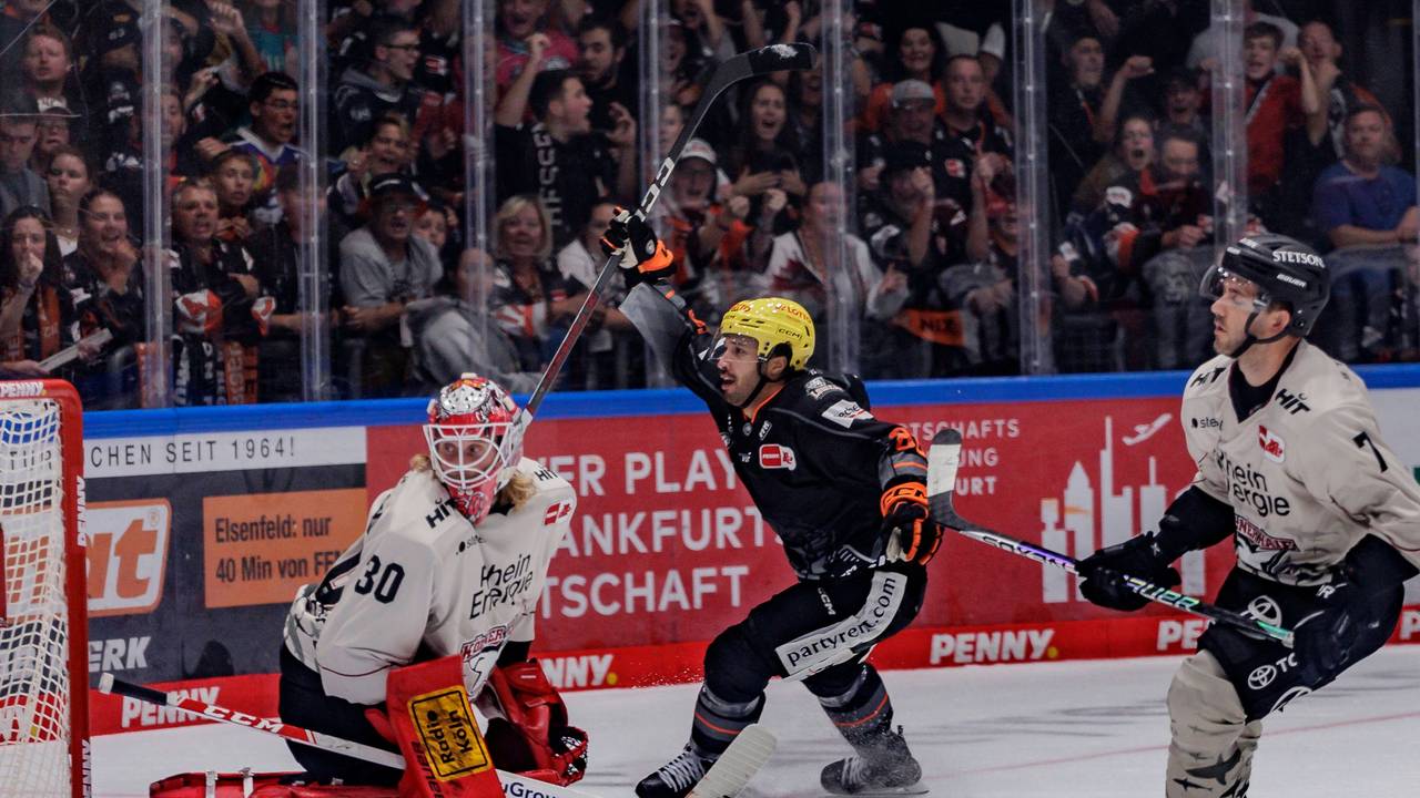 Hier jubelt Camreon Brace (Mitte) über seinen Treffer, Mirko Pantkowski (l.) und Nick Bailen sind bedient.