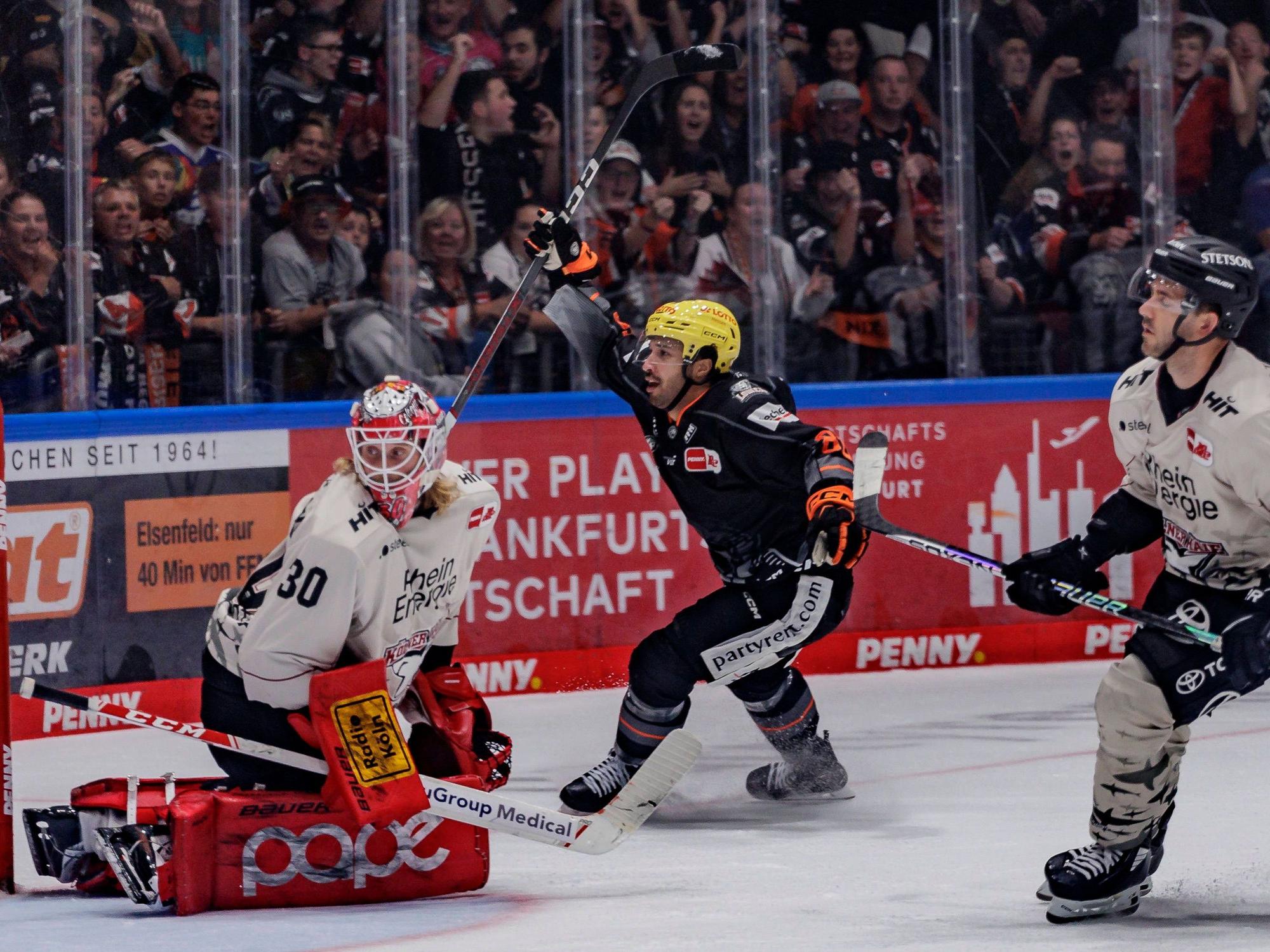 Hier jubelt Camreon Brace (Mitte) über seinen Treffer, Mirko Pantkowski (l.) und Nick Bailen sind bedient.