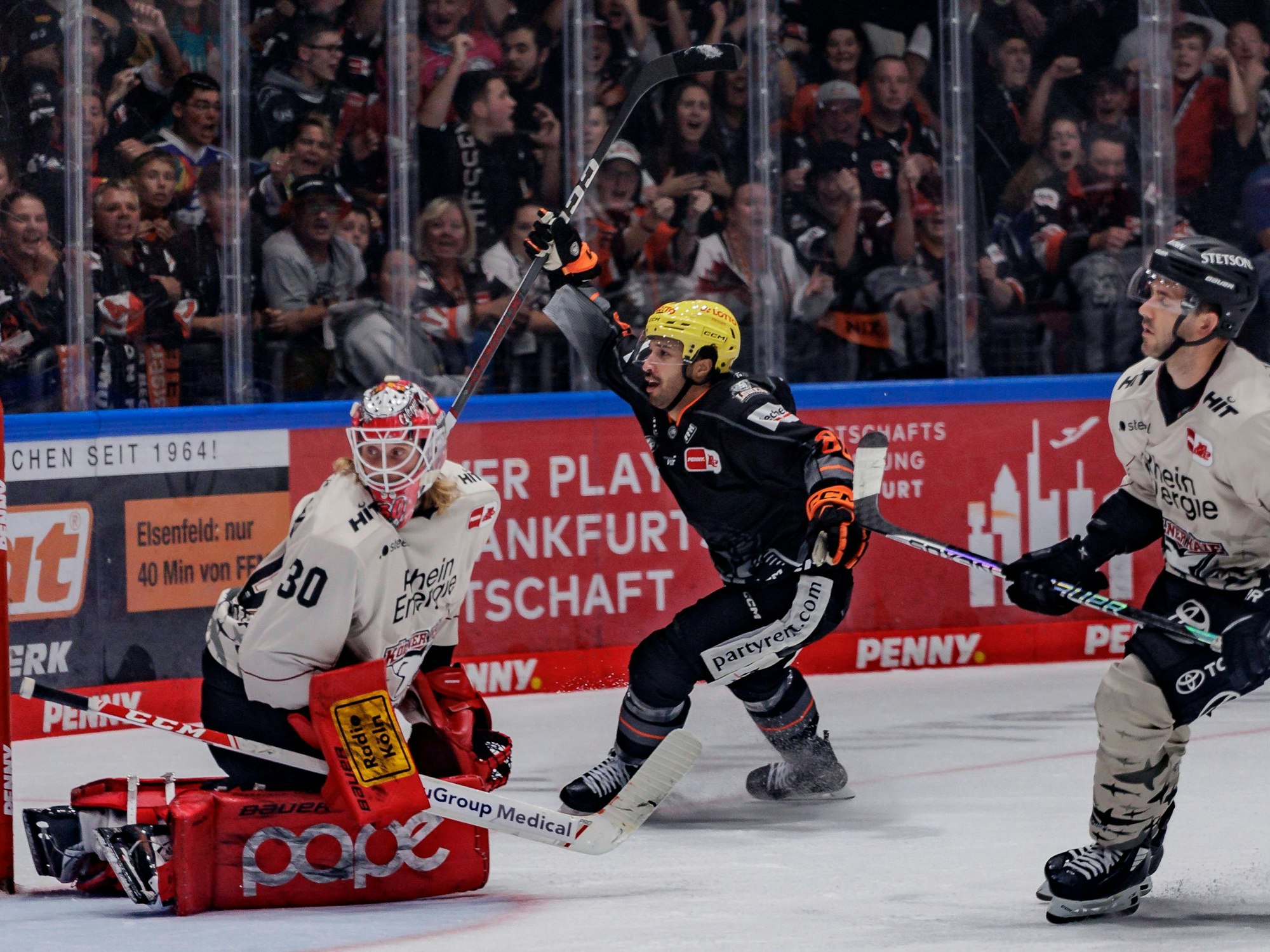 Hier jubelt Camreon Brace (Mitte) über seinen Treffer, Mirko Pantkowski (l.) und Nick Bailen sind bedient.