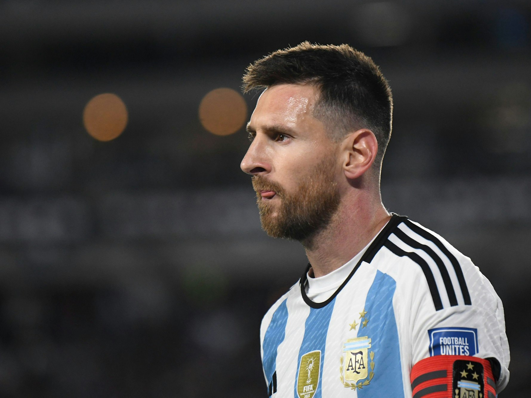 Argentiniens Lionel Messi reagiert während des Spiels.