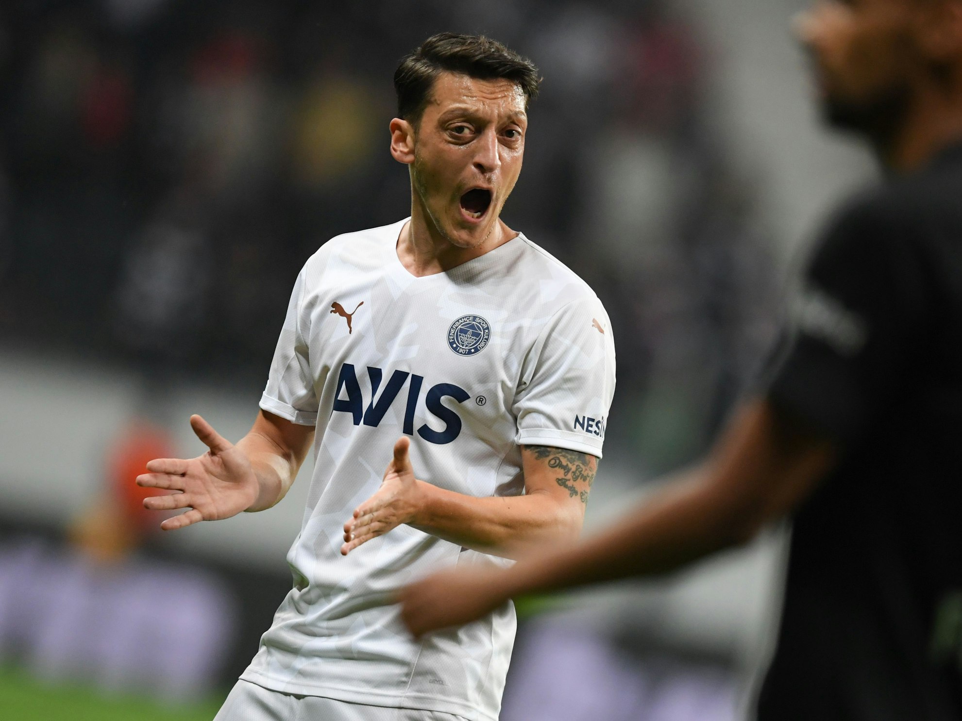 Mesut Özil flucht.