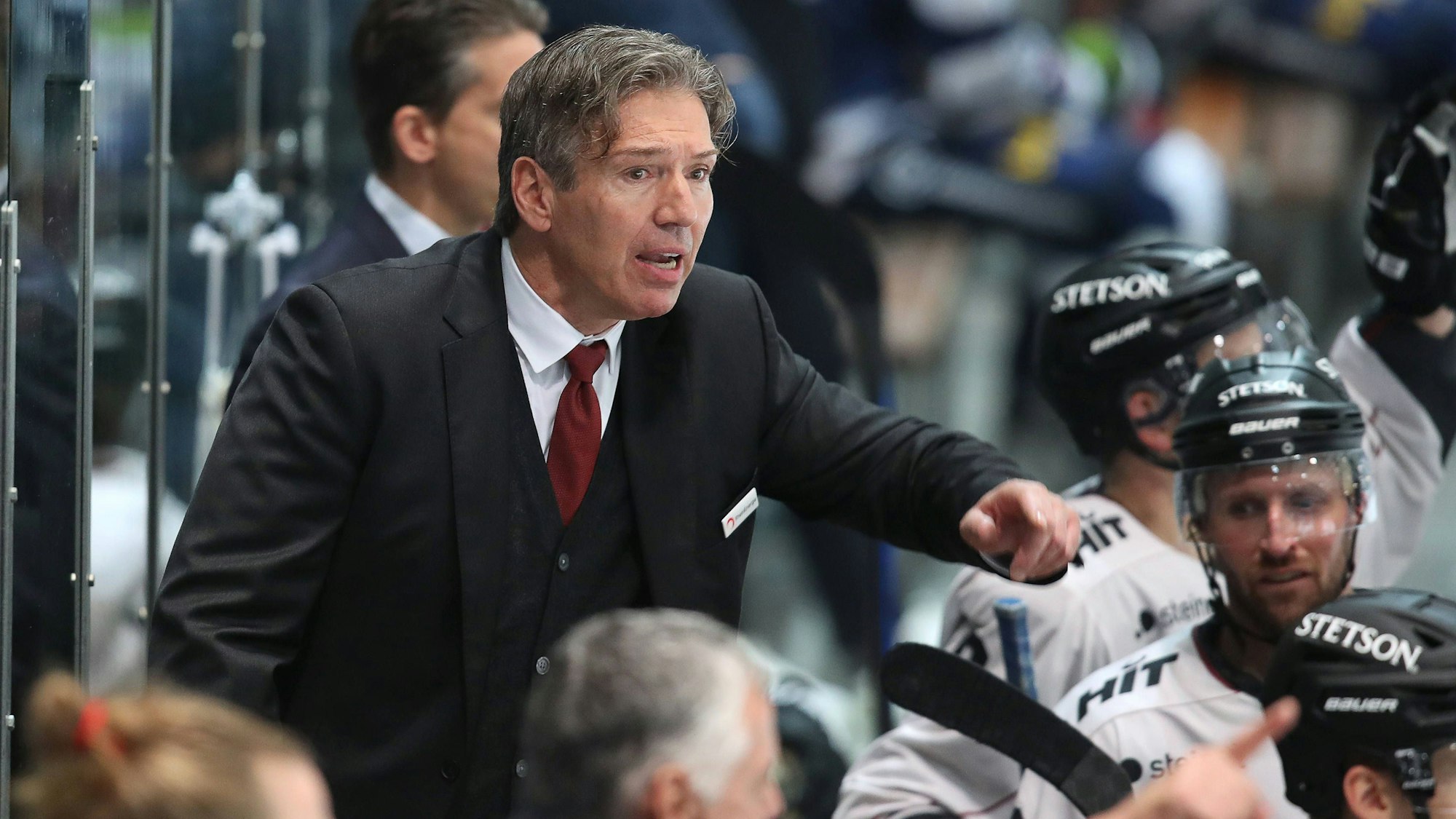 Trainer Uwe Krupp steht wild gestikulierend an der Seitenlinie auf der Spielerbank.