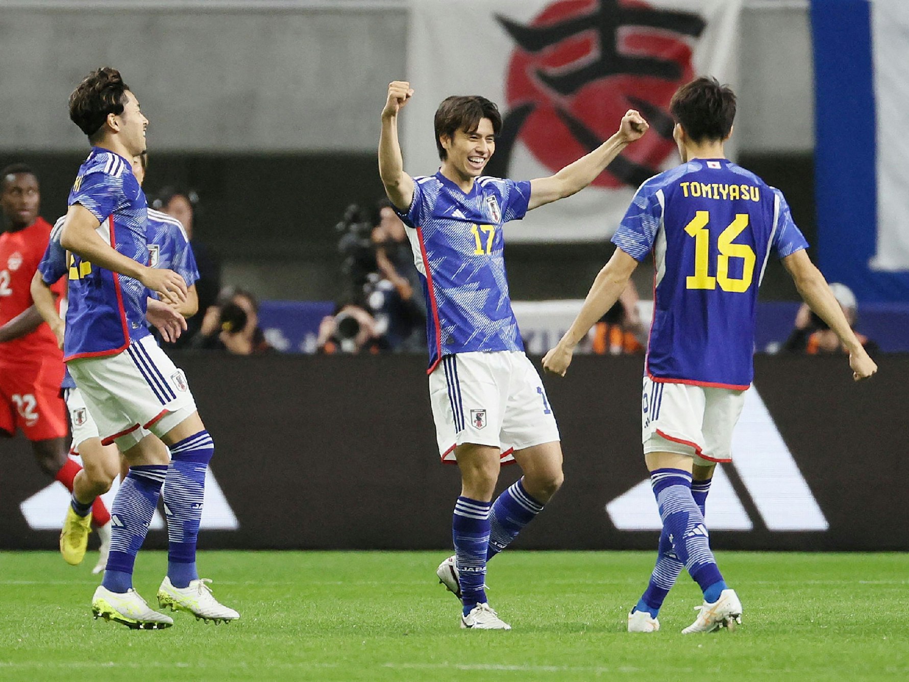 Ao Tanaka (M) jubelt über sein Tor gegen Kanada.