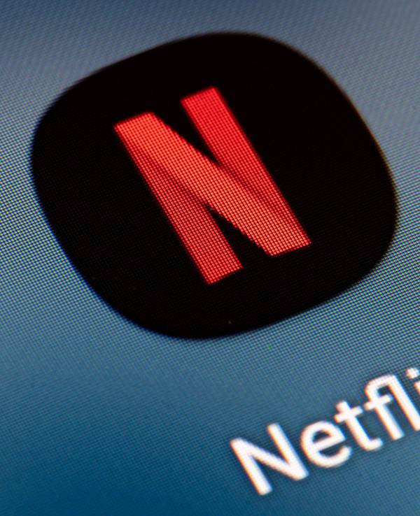 Auf dem Bildschirm eines Smartphones sieht man das Icon der App Netflix.