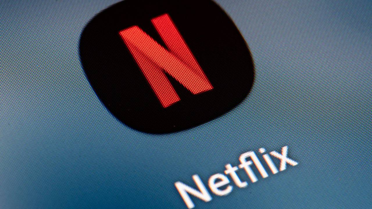 Auf dem Bildschirm eines Smartphones sieht man das Icon der App Netflix.