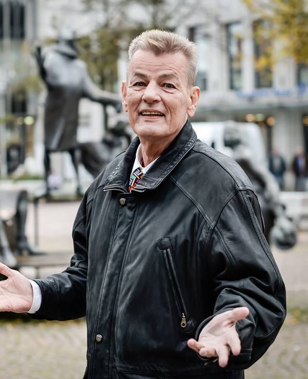 Frank Papke posiert in der Bochumer Innenstadt vor dem Jobsiade-Brunnen.