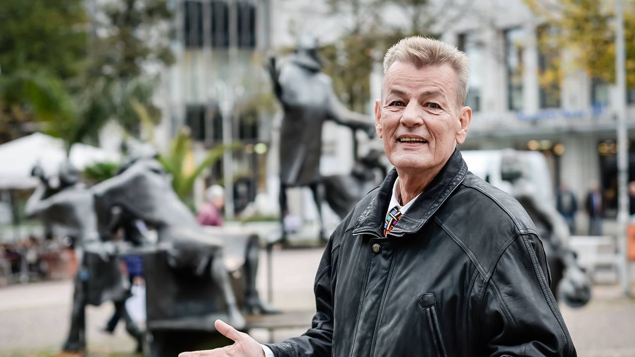 Frank Papke posiert in der Bochumer Innenstadt vor dem Jobsiade-Brunnen.