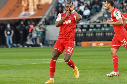 Anthony Modeste jubelt vor den Fans von Gladbach.