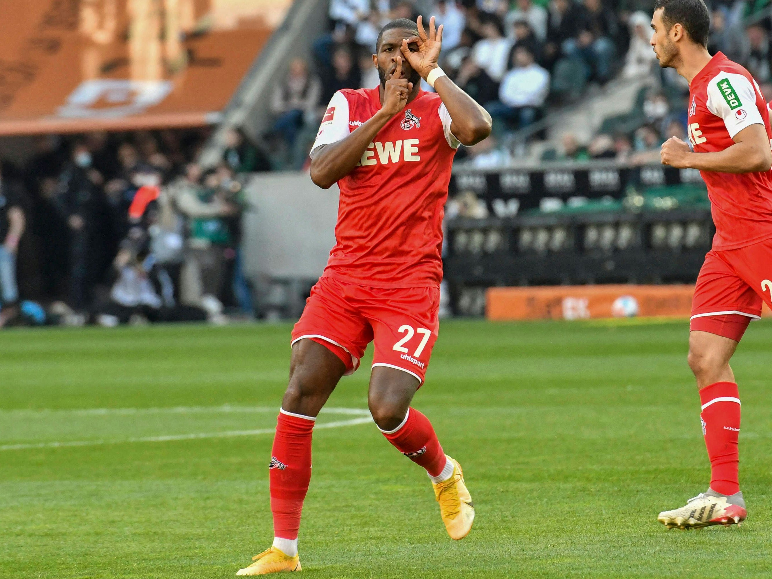 Anthony Modeste jubelt vor den Fans von Gladbach.