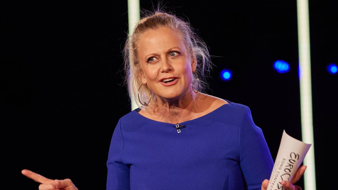 Die Moderatorin Barbara Schöneberger gestikuliert und spricht bei einem Fototermin anlässlich der 1000. Sendung der „NDR Talk Show“ im Fernsehstudio.