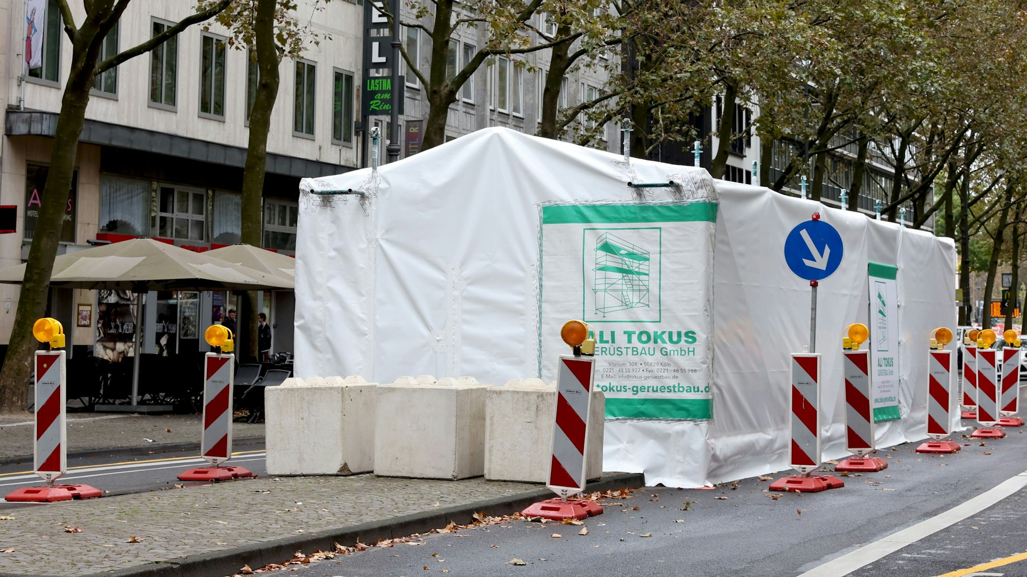 Das Betonauto auf den Kölner Ringen wird saniert und ist unter einem Zelt versteckt.