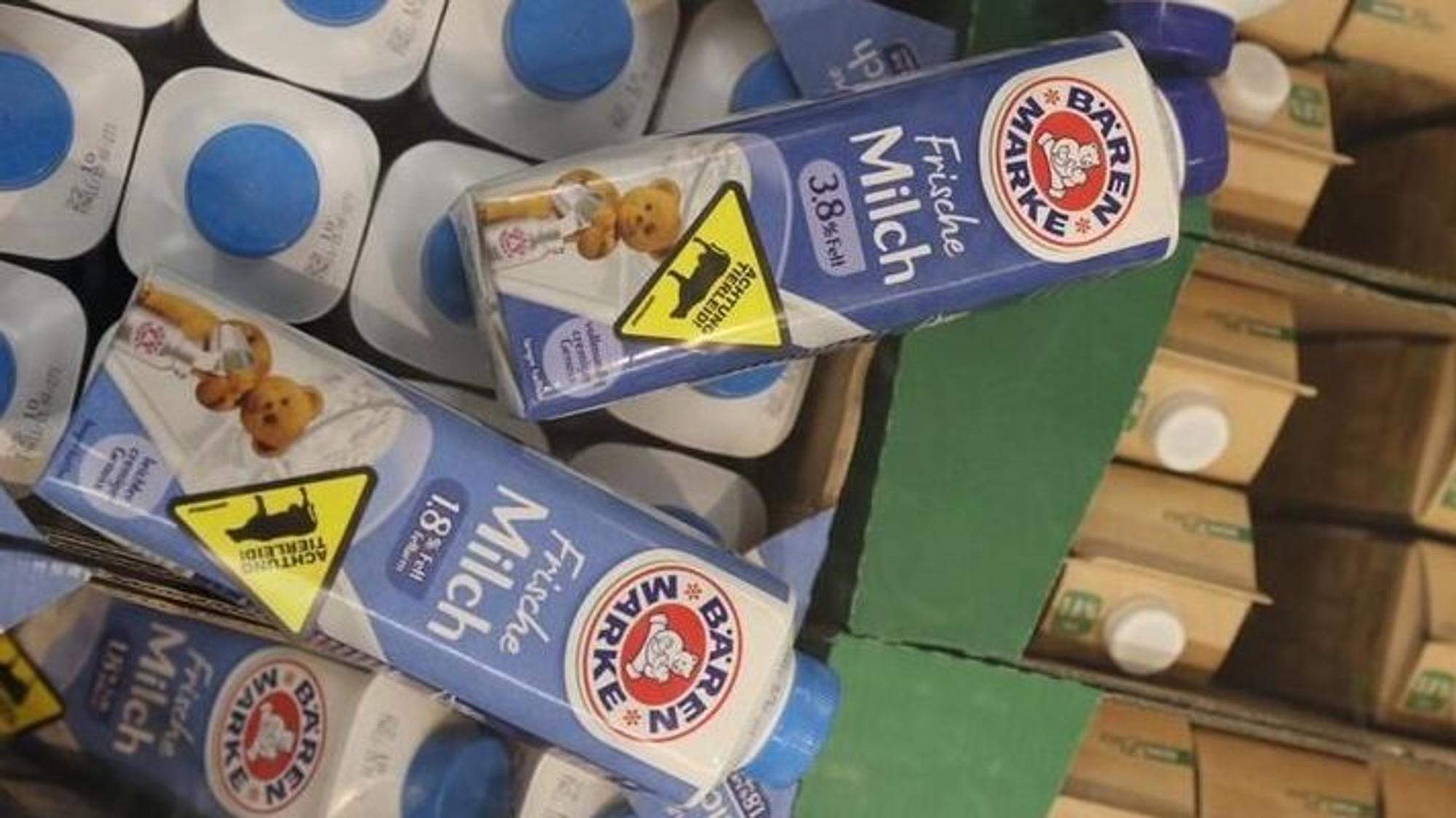 Greenpeace hat Bärenmarke-Produkte in Supermärkten mit einem gelben Aufkleber versehen.