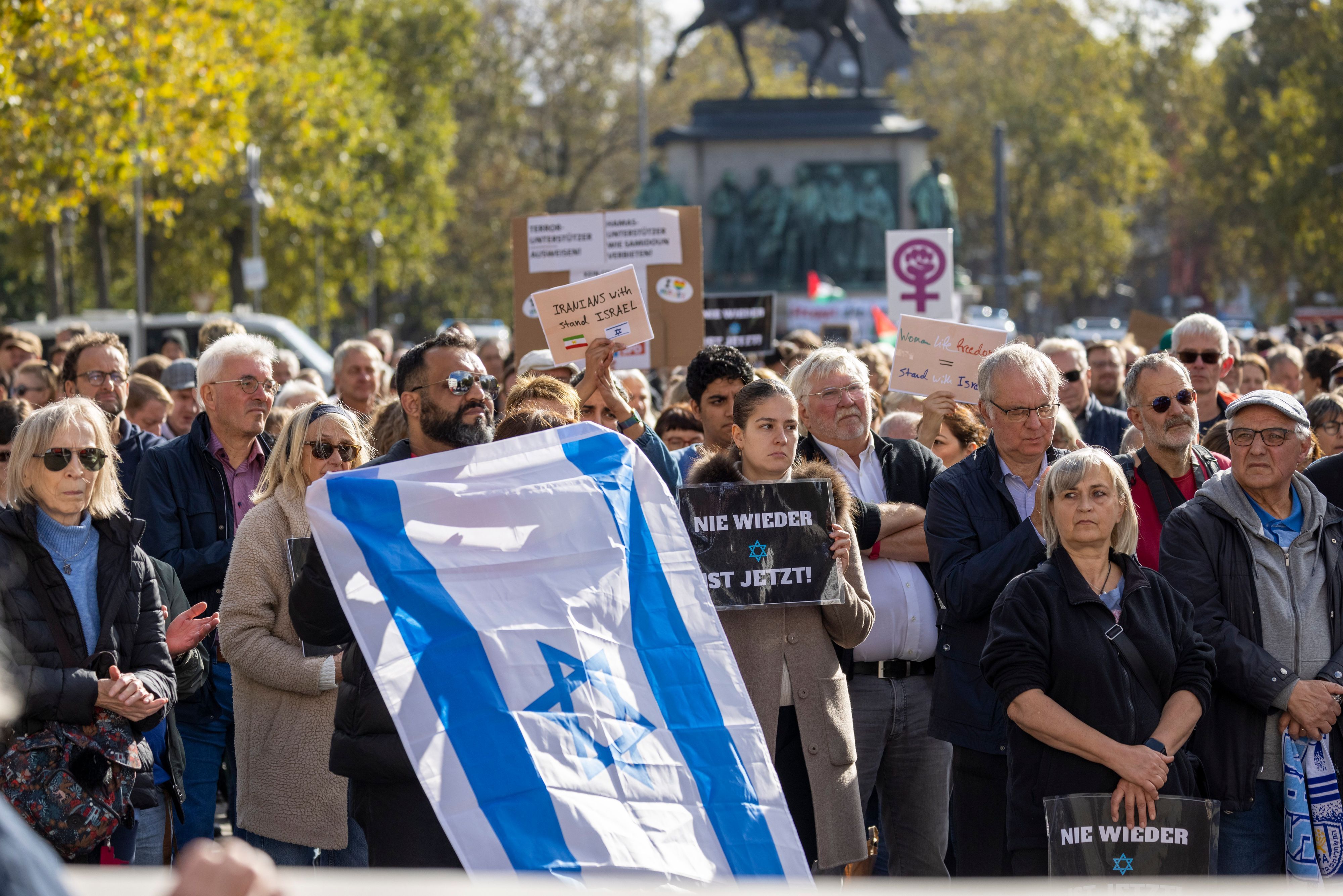 Teilnehmer und Teilnehmerinnen der Kundgebung „Aufstehen gegen Israelhass und Antisemitismus“ haben sich auf dem Kölner Heumarkt versammelt.