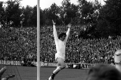 Torschütze Hannes Löhr (1. FC Köln) jubelt.