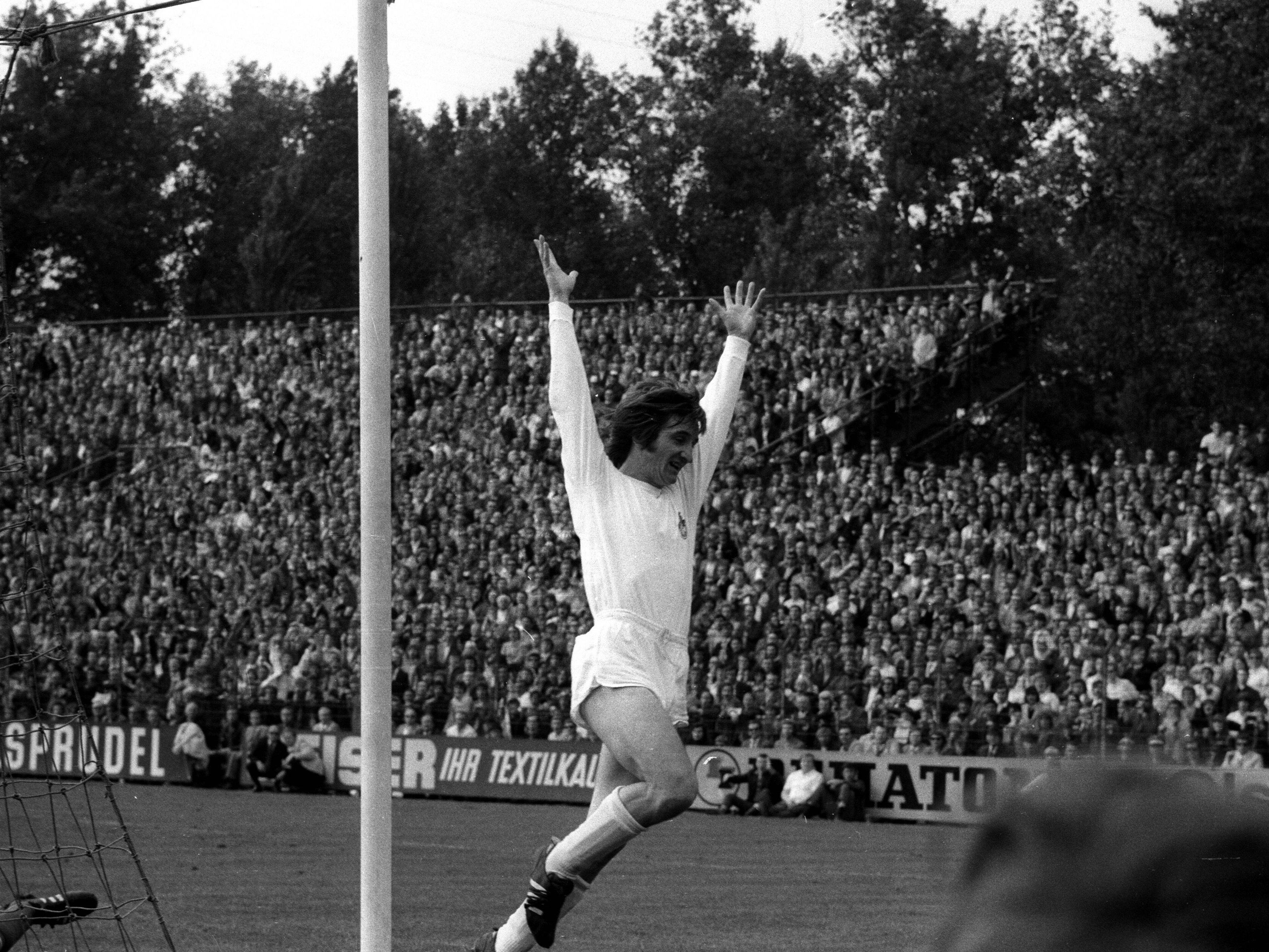 Torschütze Hannes Löhr (1. FC Köln) jubelt.