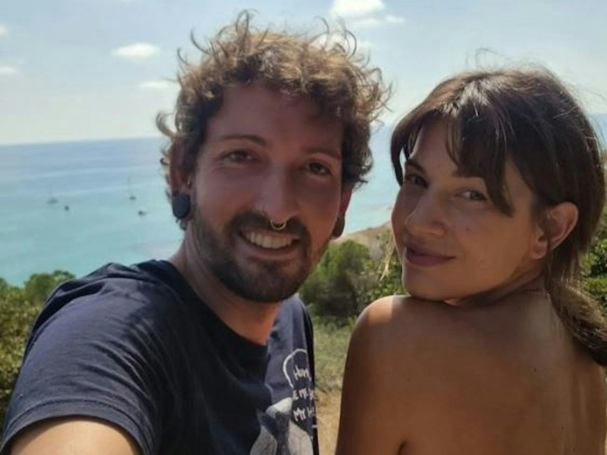 Das zeigt den "Bares für Rares"-Händler Fabian Kahl mit seiner Freundin Yvonne. Fabian Kahl hat das Selfie am 13. September 2023 bei Instagram veröffentlich. Quelle: Instagram / fabian.kahl_official