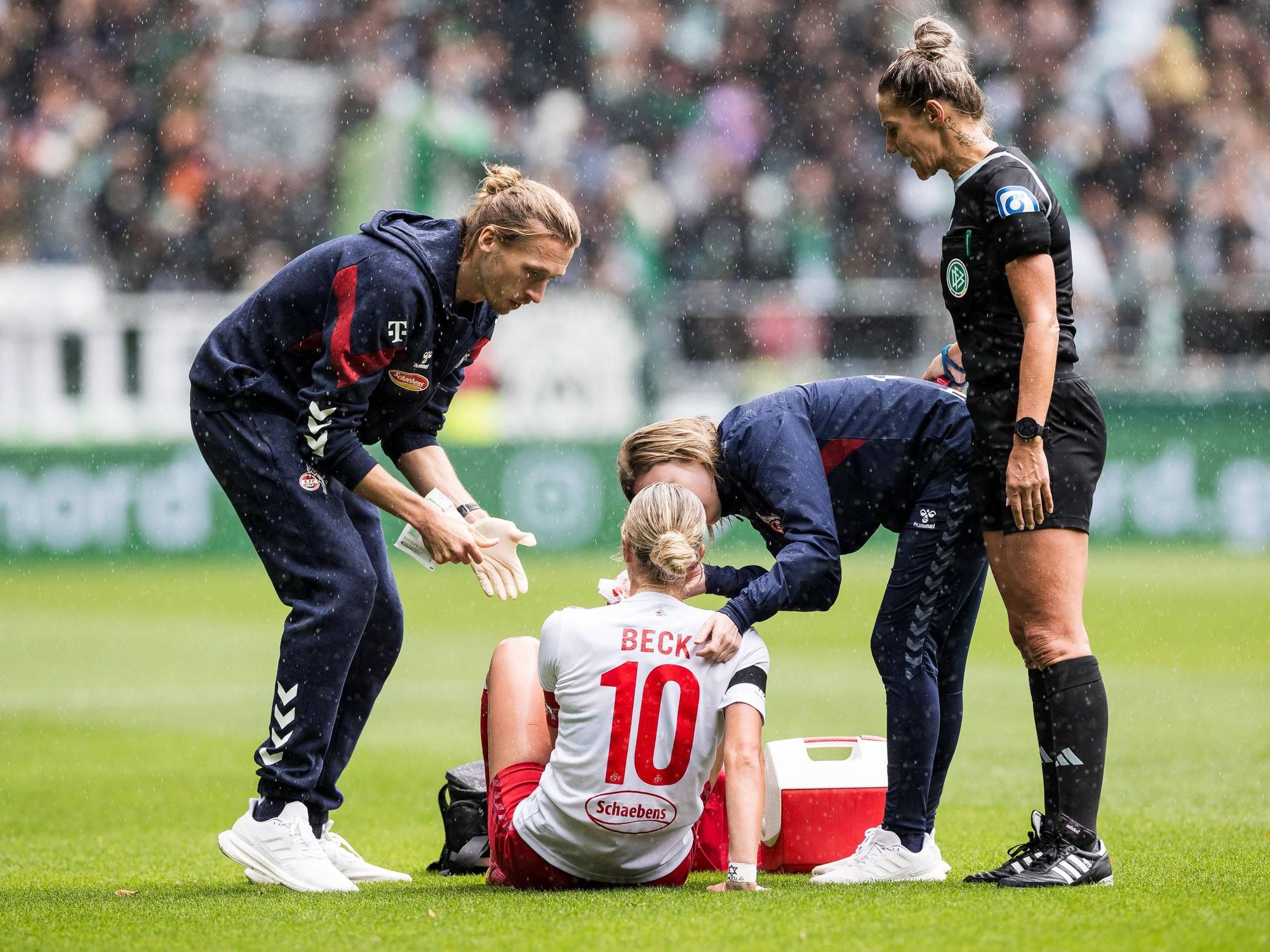 Sharon Beck muss gegen Werder Bremen behandelt werden.