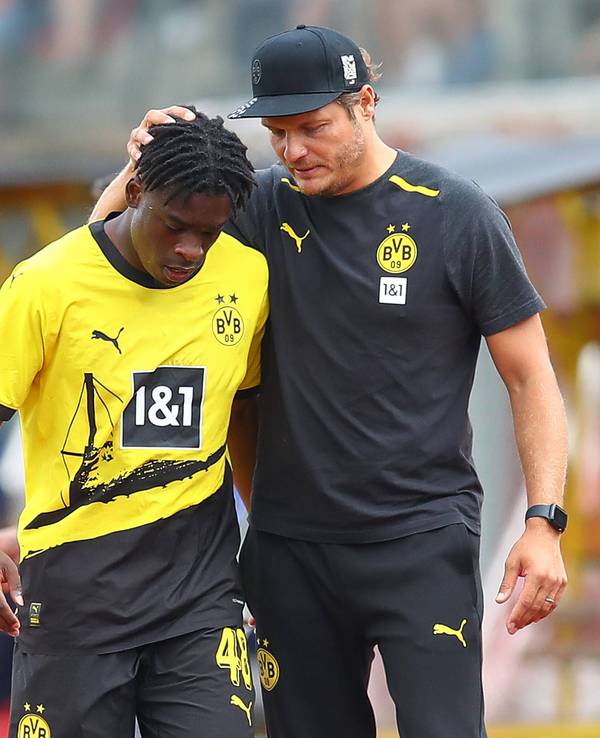 Edin Terzic spricht mit Samuel Bamba.