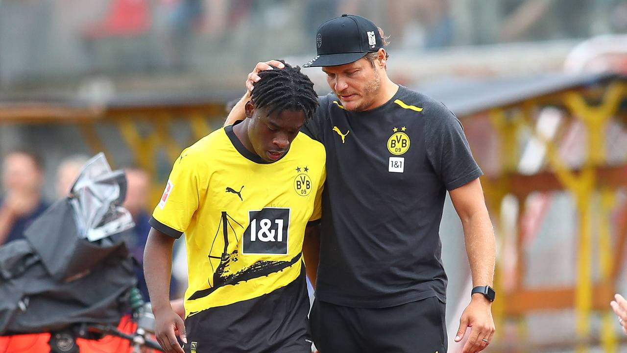 Edin Terzic spricht mit Samuel Bamba.
