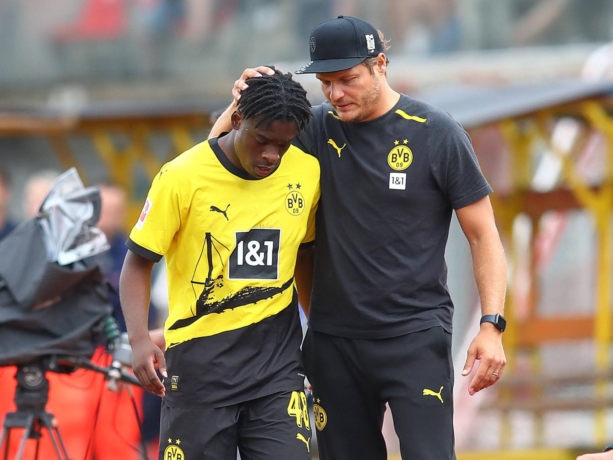 Edin Terzic spricht mit Samuel Bamba.