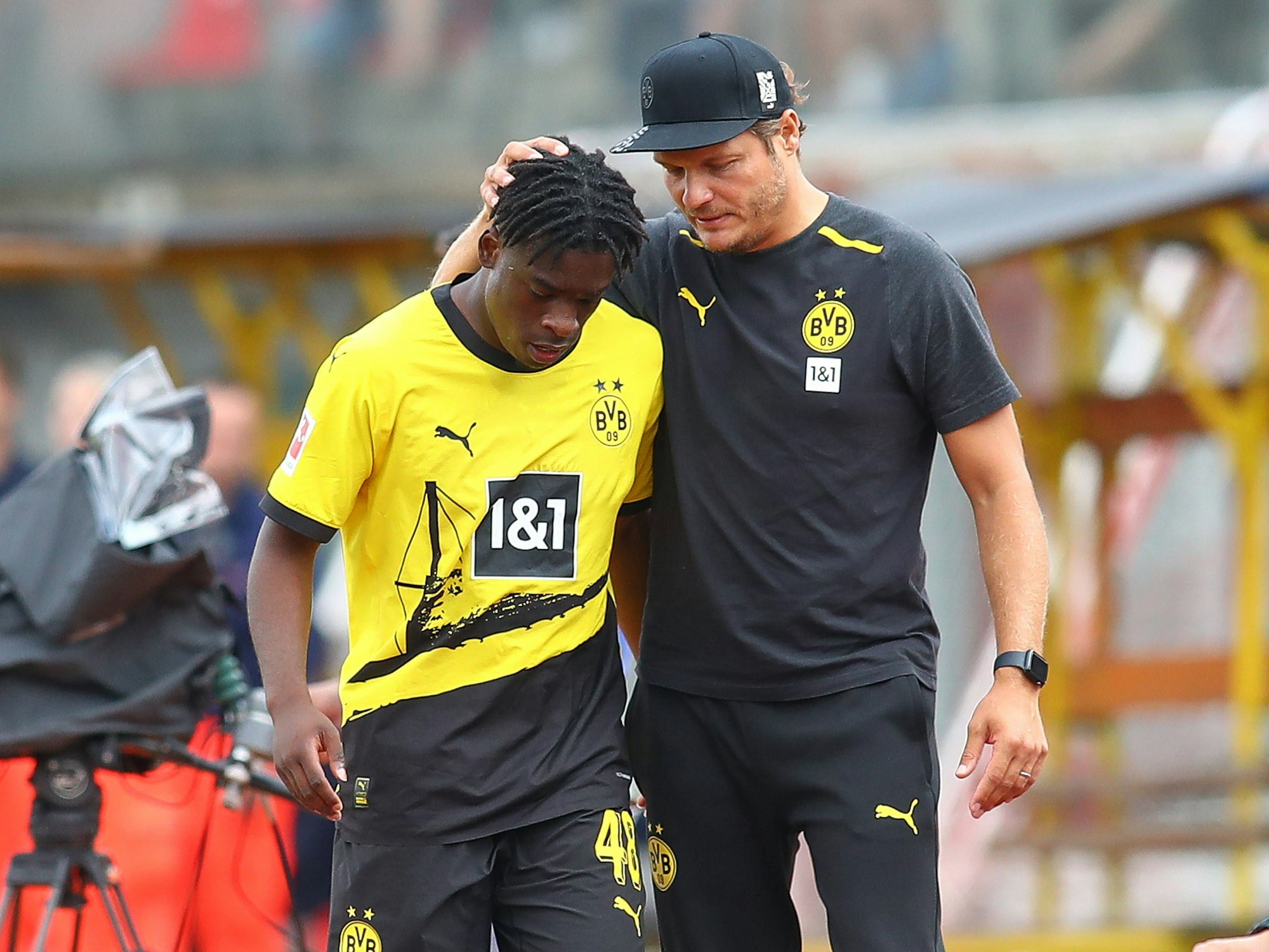 Edin Terzic spricht mit Samuel Bamba.