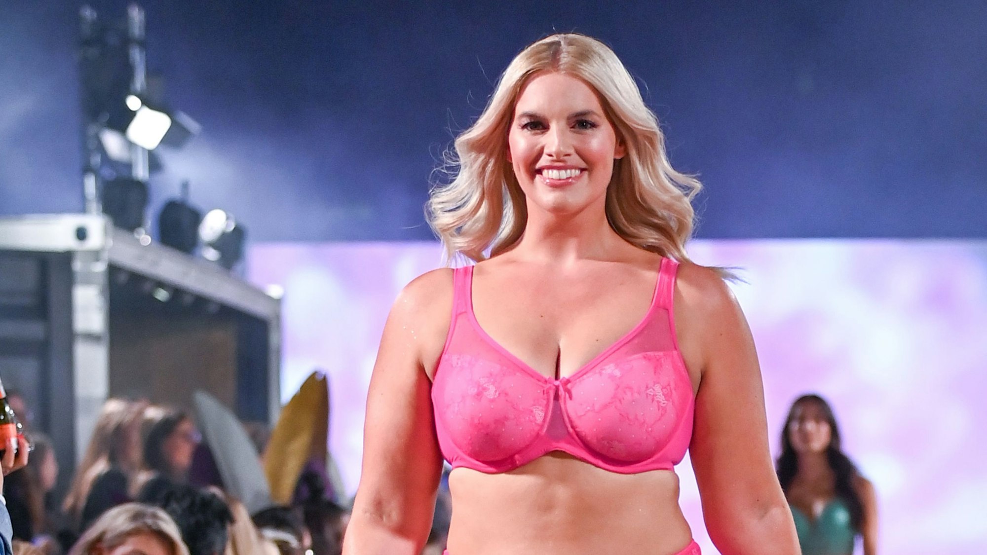 Das Model Angelina Kirsch zeigt eine Kreation des Labels Lascana auf der Lingerie- und Fashion Show anlässlich der Berlin Fashion Week auf einem Fashion Boat am Ufer der Spree.