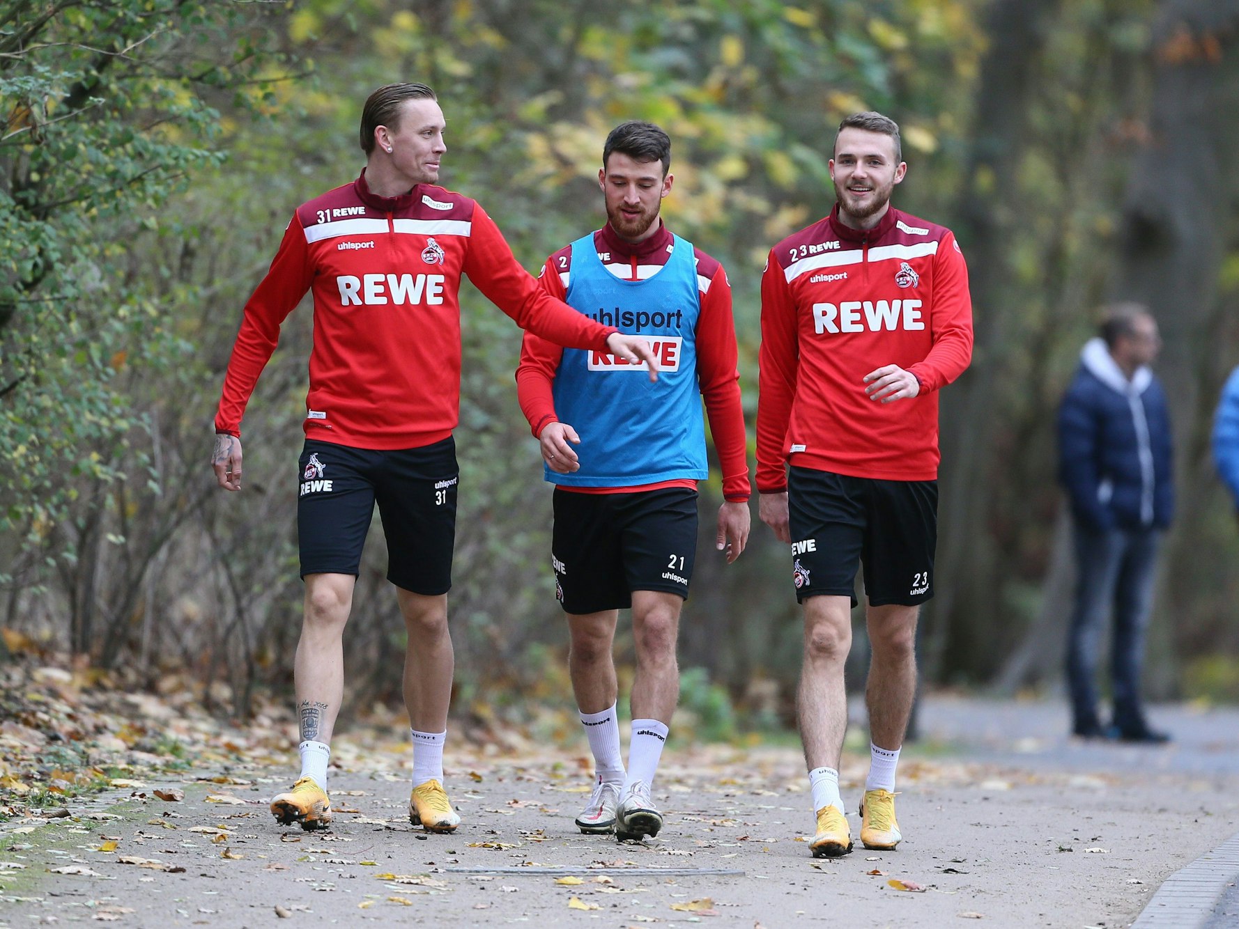 Marius Wolf, Salih Özcan und Jannes Horn gehen gemeinsam zum Training des 1. FC Köln.