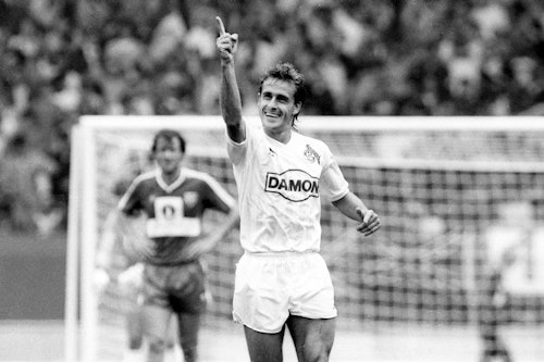 Pierre Littbarski jubelt.