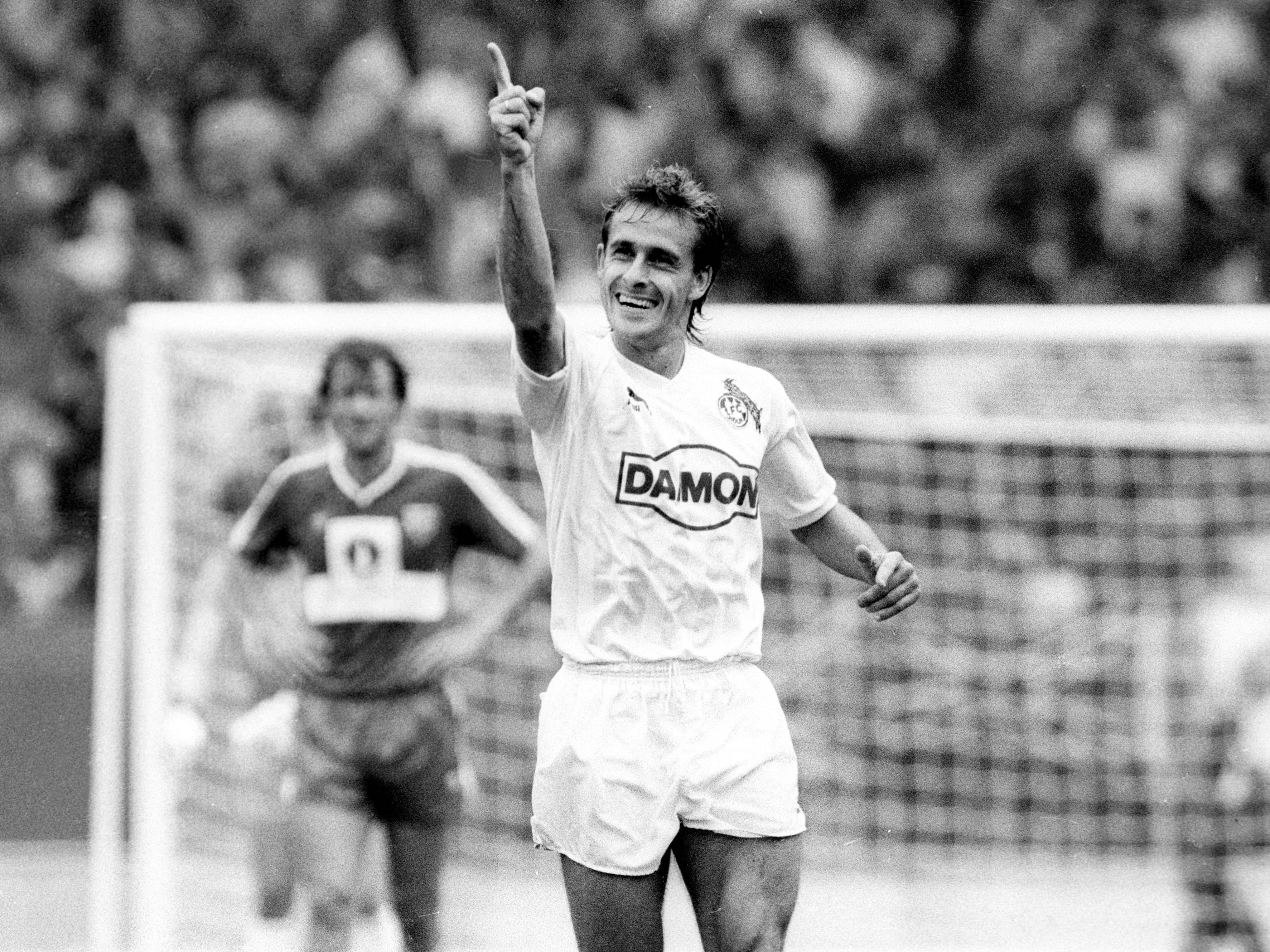 Pierre Littbarski jubelt.