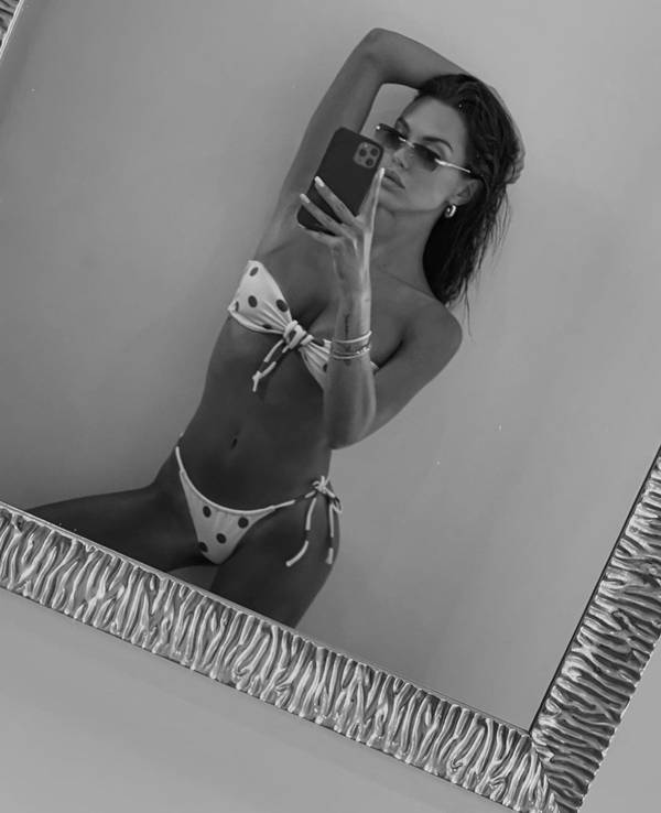 Caroline Donzella posiert für ein Spiegel-Selfie.