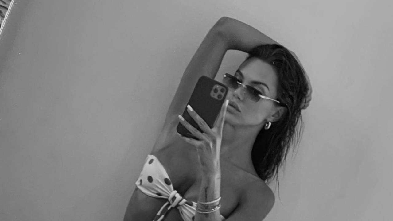 Caroline Donzella posiert für ein Spiegel-Selfie.